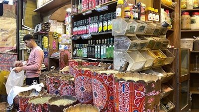 ‎دفء الشتاء في فنجان.. المصريون يواجهون أمراض البرد بالأعشاب الطبيعية.. الطب الطبيعي يقضي على ارتفاع الأسعار (فيديو وصور)