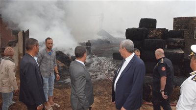 7 سيارات إطفاء و6 لوادر تشارك في السيطرة على حريق مصنع كتان بالغربية