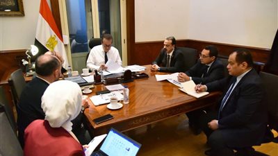 وزير الصحة يبحث آليات تطبيق قانون المسئولية الطبية 