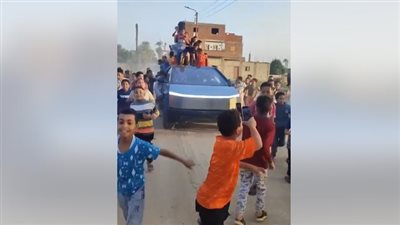 مرشح للنواب بسوهاج يستخدم سيارة تسلا في دعايته الانتخابية، والنشطاء: يكونش إيلون ماسك؟! (فيديو)