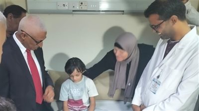 السفير الألماني يزور مستشفى العريش ويوزع الهدايا على الأطفال الفلسطينيين المصابين