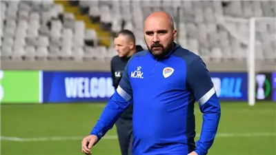 وفاة مأساوية لمدرب في الدوري الصربي داخل الملعب 