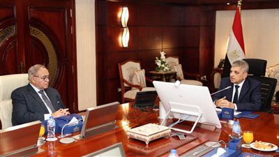 رئيس القناة يبحث مع 20 ممثلا للخطوط والتوكيلات الملاحية التطورات بالبحر الأحمر وباب المندب