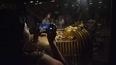 رئيس المتحف المصري الكبير: قياس الكثافات داخل قاعة توت عنخ آمون