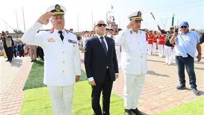 محافظ كفر الشيخ يضع أكاليل الزهور على النصب التذكاري لشهداء معركة البرلس البحرية 