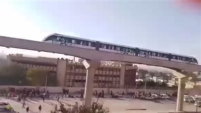 بالزغاريد وصافرات التهليل، فرحة المصريين بالتشغيل التجريبي للمونوريل (فيديو)