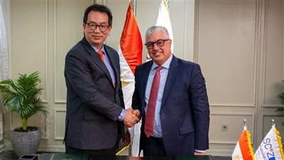  باستثمارات 12 مليون دولار، رئيس اقتصادية القناة يوقع عقد مشروع 