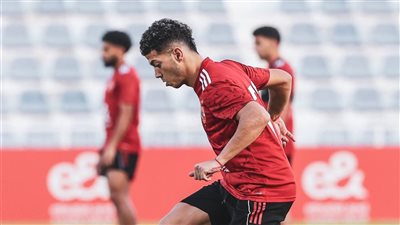 إمام عاشور يشارك في جزء من مران الأهلي (صور) 