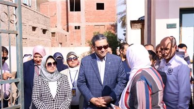 محافظ دمياط يتفقد القافلة العلاجية لوزارة الصحة بشط جريبة (صور)