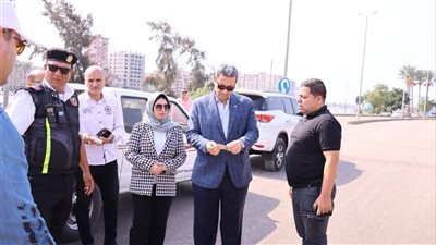 خلال جولته بشوارع دمياط، المحافظ يضبط سيارة تسير عكس الاتجاه 