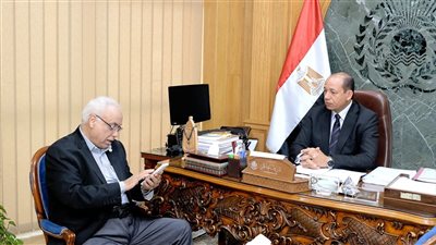 رئيس جامعة المنصورة يلتقي مشرف برنامج زراعة الكبد لعرض التقرير التشغيلي للمركز