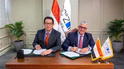 رئيس اقتصادية قناة السويس يوقع عقد مشروع 