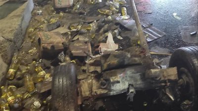 تصادم سيارة نقل بأخرى محملة بزيت على طريق أبو زعبل في القليوبية