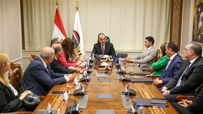 وزير قطاع الأعمال يشهد توقيع عقد تمويل إنشاء أول مصنع لإنتاج أقراص وحبيبات الكلور