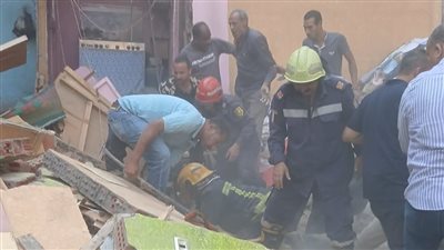 لجنة هندسية لمعاينة العقار المنهار والبيوت المجاورة له بالخليفة