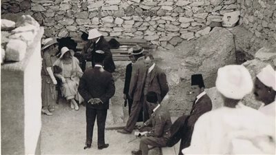 انبهار ملكي ليس وليد اللحظة، شاهد ماذا فعلت الملكة إليزابيث لحظة اكتشاف مقبرة توت عنخ آمون (صور)