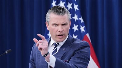 وزير الحرب الأمريكي يعلن ضربة عسكرية جديدة تستهدف قارب مهربين بالمحيط الهادئ (فيديو)