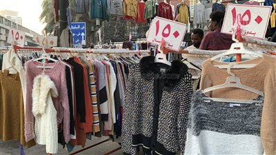 وكالة البلح تعود للحياة قبل استقبال الشتاء.. السوق الشعبية تصمد أمام موجة الغلاء.. عروض ملابس الأطفال تخفف العبء عن الأسر.. واستقرار الأسعار يجذب الزبائن (فيديو وصور)