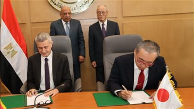 الكهرباء توقع عقود إنشاء محطة طاقة شمسية ومنظومة تخزين طاقة بنظام البطاريات 