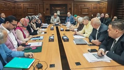 اجتماع موسع لرئيس هيئة التأمين الصحي لمتابعة الأداء ورفع كفاءة الخدمات الطبية بالمحافظات