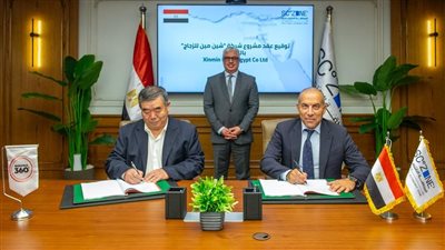  رئيس اقتصادية قناة السويس يشهد توقيع عقد إنشاء مصنع أدوات المائدة 