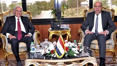 وزير الطيران يناقش ملف طروحات المطارات المصرية مع رئيس مجموعة كوبيلوزوس اليونانية 