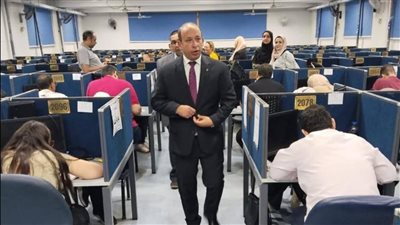 عميد طب قصر العيني يتابع امتحانات اليوم الأول لـ الدكتوراه (صور)