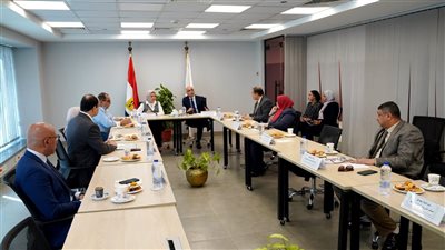 جامعة عين شمس تبحث تطبيق منظومة للذكاء الاصطناعي للعاملين والخدمات