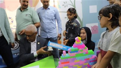 محافظ شمال سيناء يزور الجرحى والمرضى الفلسطينيين ويهدي الأطفال الألعاب والهدايا