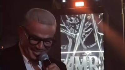 أخدها بالأحضان، عمرو دياب يوقف حفله الخاص بدبي للترحيب بنيللي كريم والسقا (فيديو)