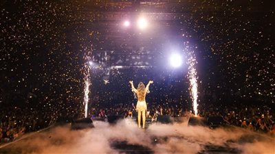 عندما يتجاوز الفن حاجز اللغة، نانسي عجرم تشعل حفلا استثنائيا في إندونيسيا وسط زغاريد الجمهور (فيديو)