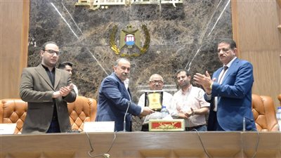 محافظ أسيوط يكرم المهندس حسن يونس تقديرًا لإسهاماته في تطوير ميادين المدينة 