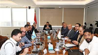 وزير الإسكان يتابع سير العمل بمشروعات الطرق والمرافق بحدائق أكتوبر