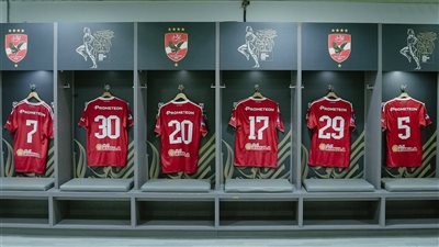 شاهد، غرفة ملابس الأهلي بملعب هزاع بن زايد قبل مواجهة سيراميكا 