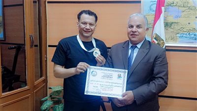 تعليم الفيوم يكرم عضو الفريق المصري الفائز ببطولة العالم في الطائرة جلوس 