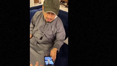 هدده بمقطع ذكاء اصطناعي، شاب يبتز والده ماليًا ويثير الغضب (فيديو) 