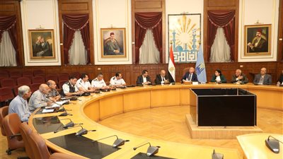محافظ القاهرة: إجراءات مشددة لمنع الباعة الجائلين بمحيط المواقف النموذجية