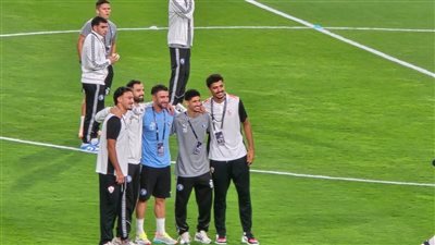 روح رياضية والتقاط للصور بين لاعبي الزمالك وبيراميدز قبل مباراة السوبر 