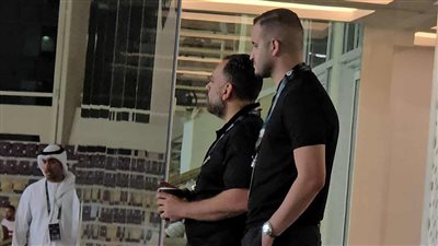 جون إدوارد يساند الزمالك من الملعب أمام بيراميدز 