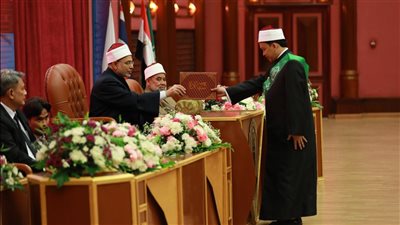رئيس جامعة الأزهر يشهد تخريج دفعة من طلاب تايلاند، ويؤكد: نقدم تعليمًا وسطيًّا معتدلًا 