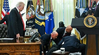 شاهد، لحظة انهيار مسؤول بشركة أدوية خلال لقائه مع ترامب على الهواء مباشرة