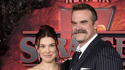 ميلي براون وديفيد هاربور ينفيان أخبار التحرش (فيديو)