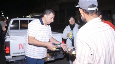 محافظة دمياط توزع وجبات ساخنة على عمال النظافة 