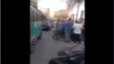 ضبط قائد دراجة نارية اصطدم وأتلف سيارة سيدة في المنوفية (فيديو)