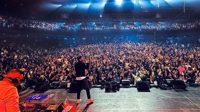  أعلى نسبة حضور جماهيري لمطرب عربي، تامر حسني يشعل حفل مسرح 