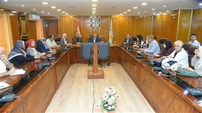 محافظ أسيوط يجتمع بمسئولي الجمعيات لبحث إقامة معرض دائم لمنتجات خان الخليلي و