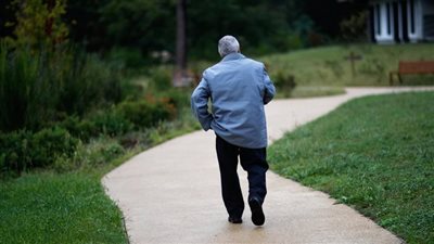 ذاكرة تتلاشى وقلوب تتمزق.. الحجر على مريض الزهايمر حماية أم وصاية؟.. قانوني يكشف الإجراءات المتبعة.. ويؤكد: وسيلة للحفاظ على ممتلكاته