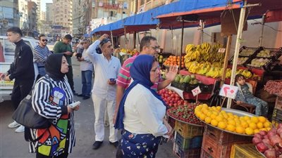 رئيسة حي شرق الإسكندرية تتفقد سوق اليوم الواحد 