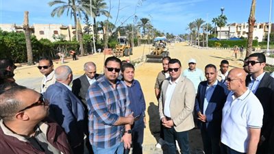 وزير الإسكان يتفقد أعمال مشروع 