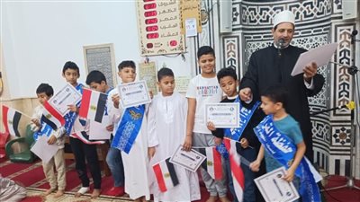 وزير الأوقاف يشيد بإمام وزَّع أعلام مصر على الأطفال بعد صلاة الجمعة 